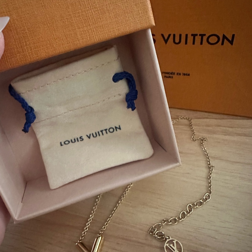 Essential gold LV necklace